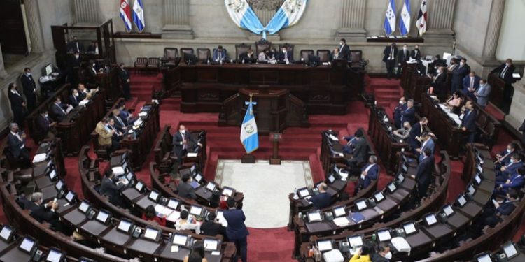 Presentan iniciativa de ley para eliminar embargos salariales de trabajadores del país