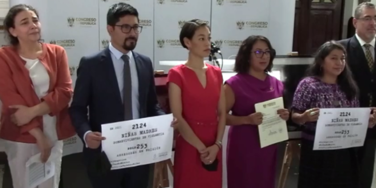 Presentan iniciativa de ley para respaldar a menores de edad