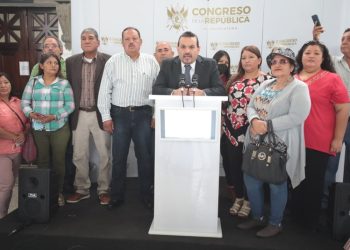 Presentan iniciativa de ley que contempla bono navideño para jubilados del estado