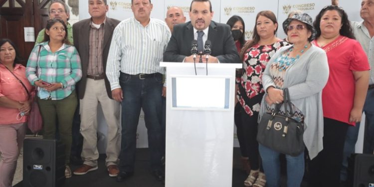 Presentan iniciativa de ley que contempla bono navideño para jubilados del estado