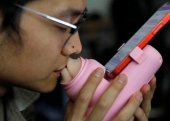 Presentan un dispositivo de besos para amantes a distancia