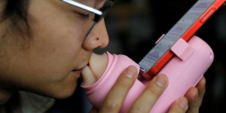 Presentan un dispositivo de besos para amantes a distancia
