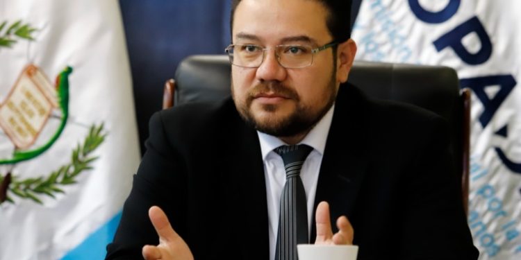 Presidencia acepta la renuncia de Oswaldo Samayoa, titular de la Comisión de Derechos Humanos