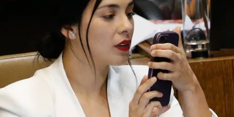 Presidenta de Diputados chilena renuncia tras filtración