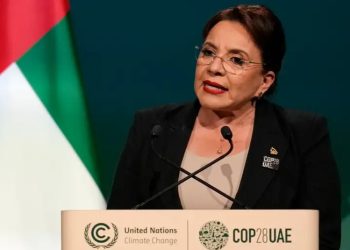 Presidenta de Honduras resulta ilesa en un percance aéreo