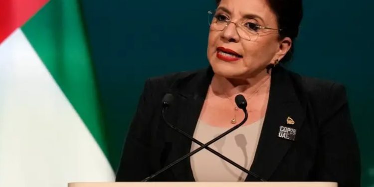 Presidenta de Honduras resulta ilesa en un percance aéreo