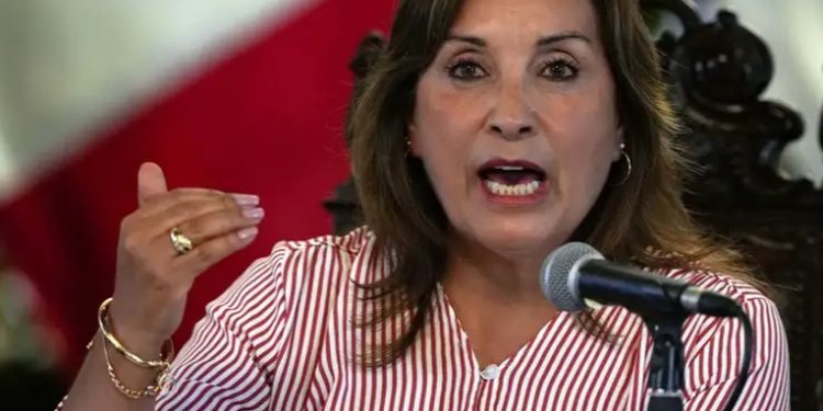 Presidenta de Perú dice que los Rolex eran prestados