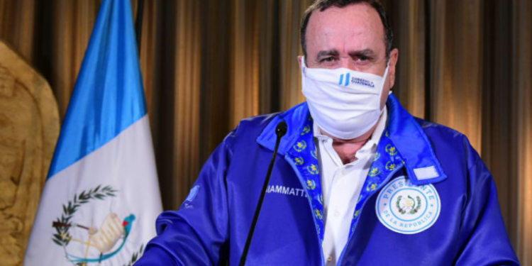 Presidente Alejandro Giammattei dió a conocer que las vacunas rusas vienen a finales de abril.