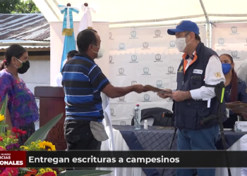Presidente Alejandro Giammattei entrega escrituras a campesinos