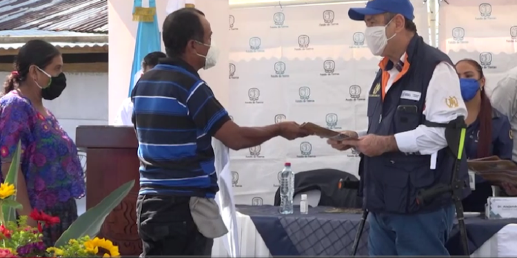 Presidente Alejandro Giammattei entrega escrituras a campesinos