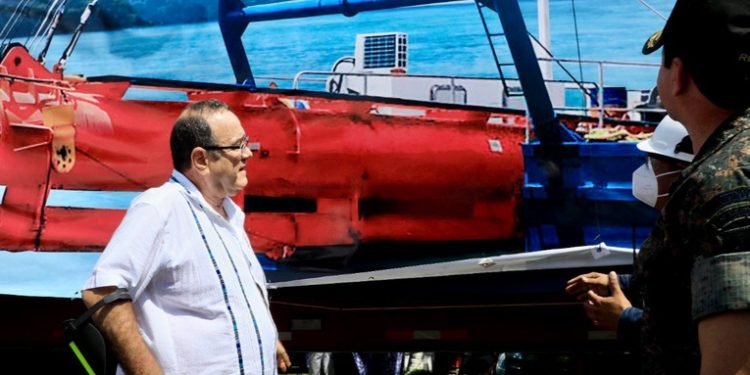 Presidente Alejandro Giammattei entregó equipo para dragado del puerto Quetzal