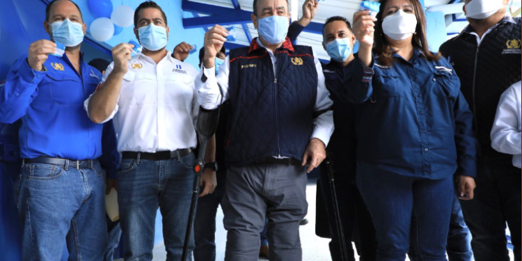 Presidente Alejandro Giammattei hace entrega de la Escuela Primaria Oficial Rural Mixta en aldea Joya Grande, Zaragoza