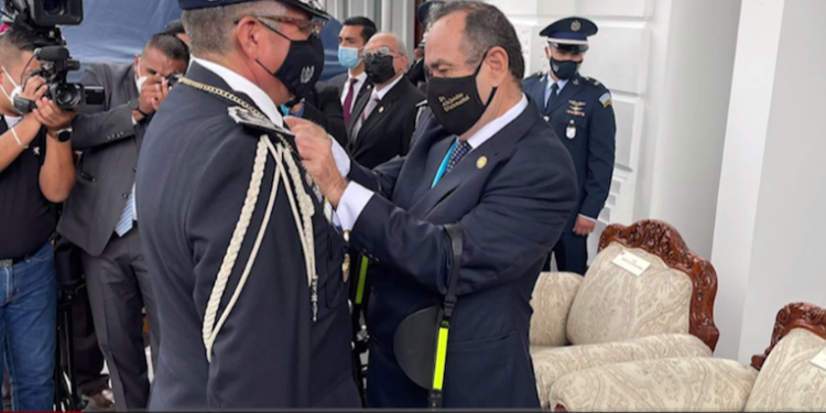 Presidente Alejandro Giammattei juramenta a nuevo Ministro de la Defensa