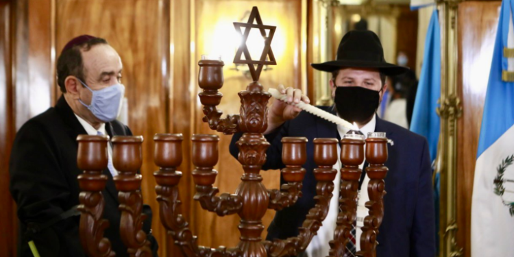 Presidente Alejandro Giammattei participa en festividad Judía