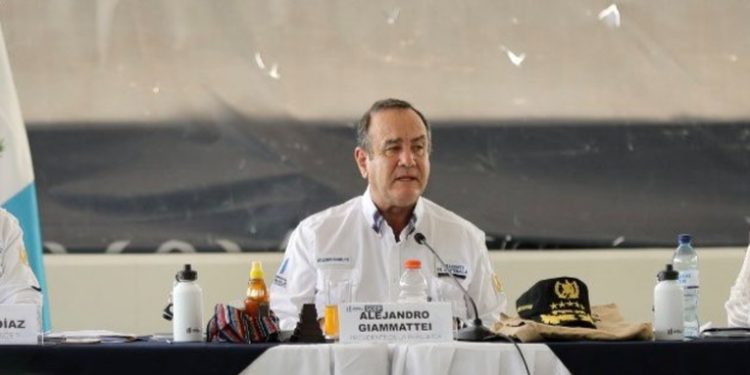 Presidente Alejandro Giammattei pide a alcaldes no invertir en obras