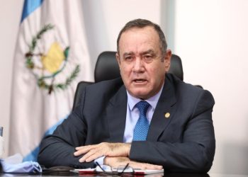 Presidente Alejandro Giammattei pide a la población ahorrar combustible