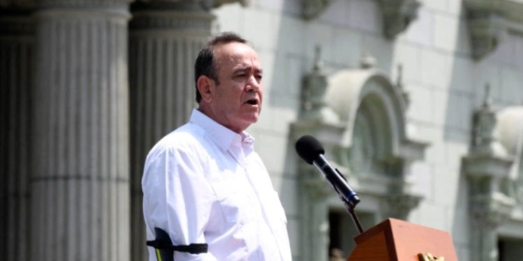 Presidente Alejandro Giammattei pide archivar ley que endurece penas por aborto