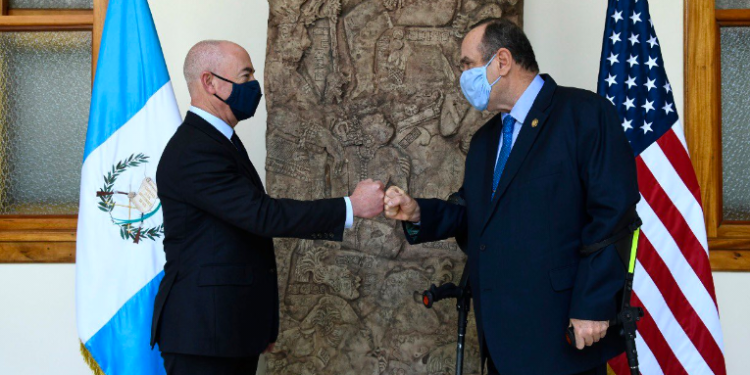 Presidente Alejandro Giammattei se reúne con el Secretario de Seguridad Nacional de Estados Unidos para abordar temas de migración