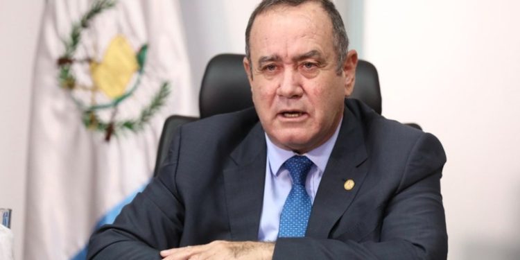 Presidente Alejandro Giammattei veta ley de vacunación