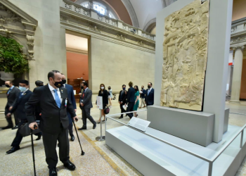 Presidente Alejandro Giammattei visita exposición de Guatemala en Nueva York
