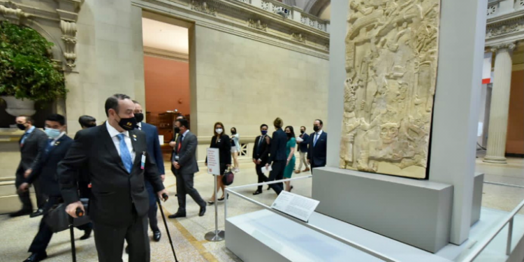Presidente Alejandro Giammattei visita exposición de Guatemala en Nueva York