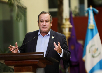 Presidente Alejandro Gimmattei firma carta diplomática para promover salud de la mujer