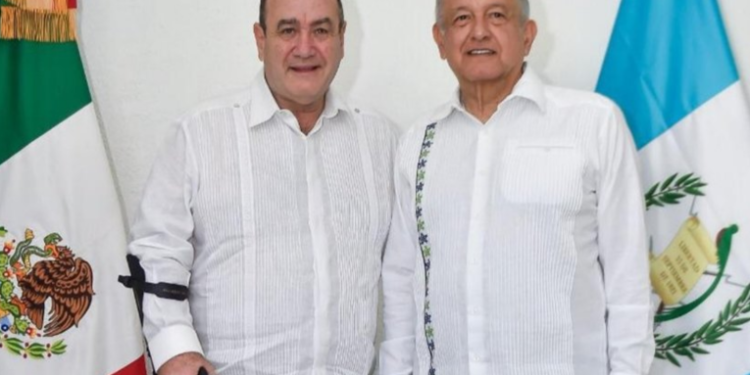 Presidente Alejandro Gimmattei se reúne con el mandatario de México Andrés López Obrador.