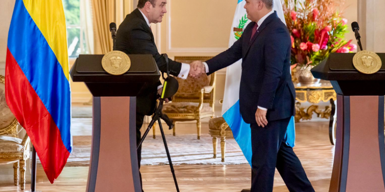 Presidente Alejandro Gimmattei y mandatario de Colombia firman memo para combatir el crimen transnacional