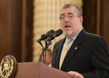 Presidente Arévalo acepta reducción del 25% en su salario a partir de junio