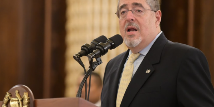 Presidente Arévalo acepta reducción del 25% en su salario a partir de junio