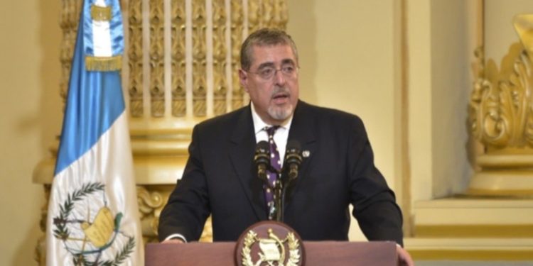 Presidente Arévalo amenaza con destituir a gobernadores si incumplen su deber
