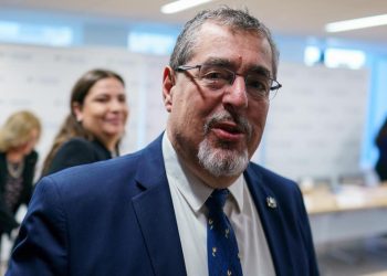 Presidente Arévalo anuncia aumento al salario mínimo del 10% para 2025 en sectores agrícola y no agrícola.