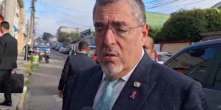 Presidente Arévalo denuncia intento de armarle casos tras allanamientos del MP