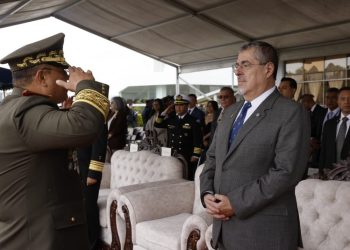 Presidente Arévalo encabeza graduación y ascensos militares en Día del Ejército