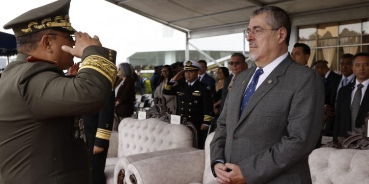 Presidente Arévalo encabeza graduación y ascensos militares en Día del Ejército