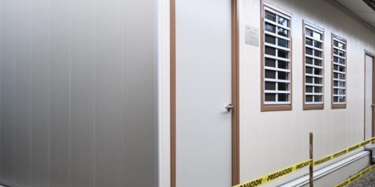 Presidente Arévalo entrega aulas prefabricadas para escuela afectada por lluvias en San Pedro Carchá