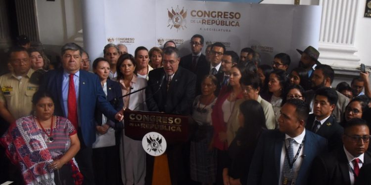 Presidente Arévalo entrega iniciativa al congreso para reformar ley del Ministerio Público