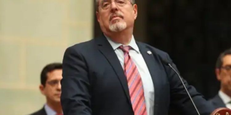 Presidente Arévalo firma convenio de gobernabilidad con autoridades ixiles en Quiché