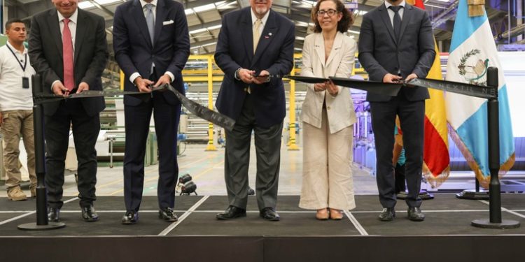 Presidente Arévalo inaugura fábrica textil de inversión española en Guatemala