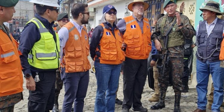 Presidente Arévalo llega a Santa María de Jesús para supervisar labores tras sismos