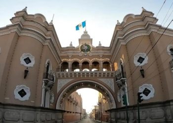 Presidente Arévalo ordena buscar solución para evitar cierre de escuela de arte en antiguo edificio de correos