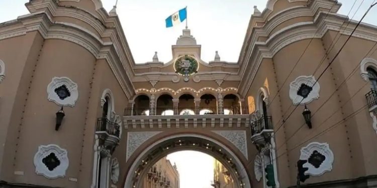 Presidente Arévalo ordena buscar solución para evitar cierre de escuela de arte en antiguo edificio de correos