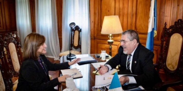 Presidente Arévalo ordena reducir ingresos de la vicepresidenta Karin Herrera