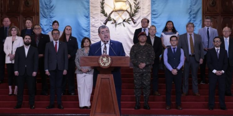 Presidente Arévalo presenta amparo contra Consuelo Porras por presunto racismo en capturas