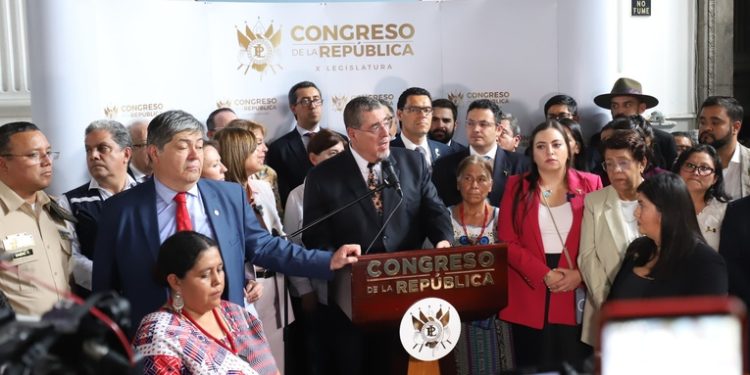 Presidente Arévalo presenta en el Congreso iniciativa de ley con la que se busca destitución de Fiscal General