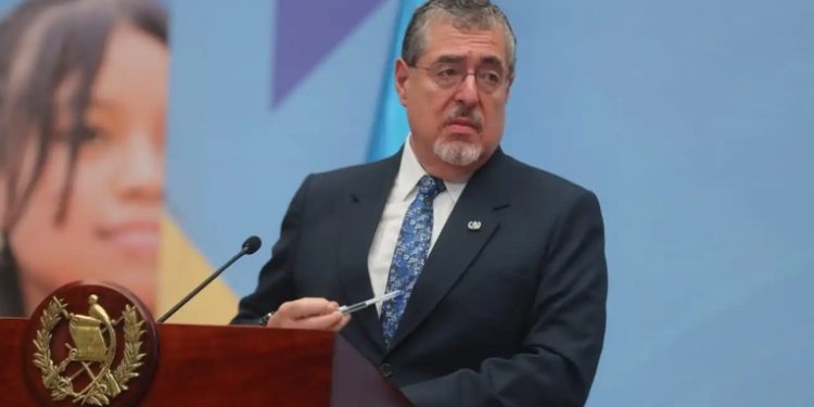 Presidente Arévalo respalda a la Bicolor antes de la semifinal contra EE. UU.