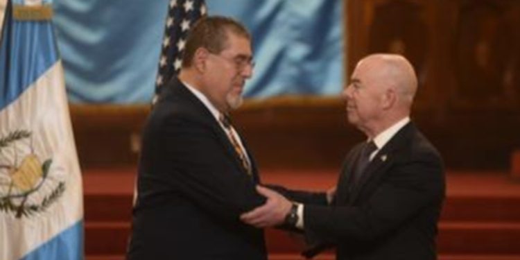 Presidente Arévalo se reúne con Secretario de seguridad de EE.UU, discuten temas de migración y seguridad