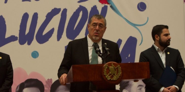 Presidente Arévalo sostiene reunión con magistrados electos de la CSJ