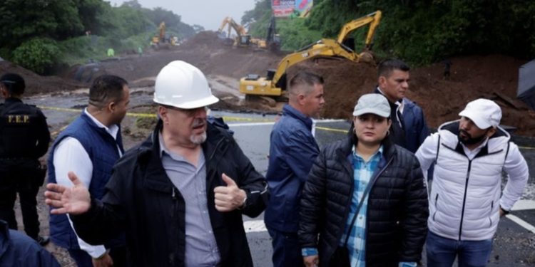 Presidente Arévalo supervisa y habilita paso en el km 44 de la ruta al Pacífico