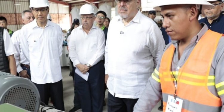 Presidente Arévalo visita centro de procesamiento de bambú apoyado por Taiwán